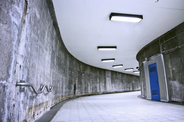 Grunge korridoren är en del av en montreal tunnelbanestation. — Stockfoto