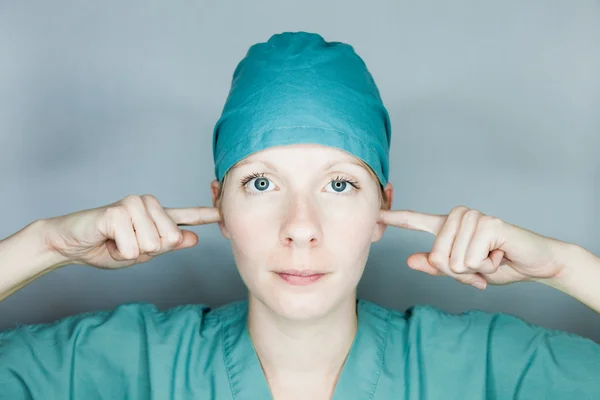 Die Krankenschwester schließt die Ohren lizenzfreie Stockfotos