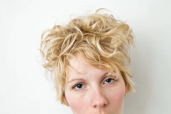 Close-up blond girl looking at the camera - curly hair — Stock Photo, Image