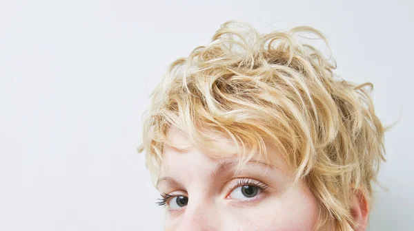 Close-up blond girl looking at the camera - curly hair — Stock Photo, Image