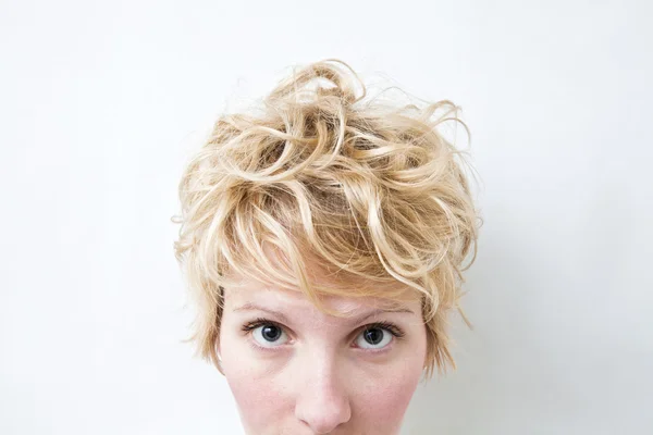 Блондинка крупным планом, смотрящая в камеру - вьющиеся волосы — стоковое фото
