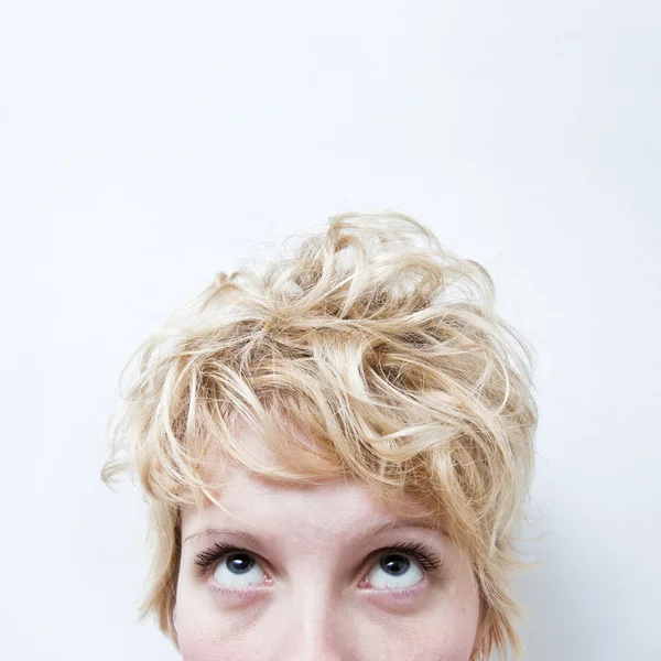 Blonde girl looking up — Stock Photo, Image