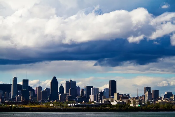 Vista da cidade de Montreal pouco antes de uma tempestade — Fotografia de Stock