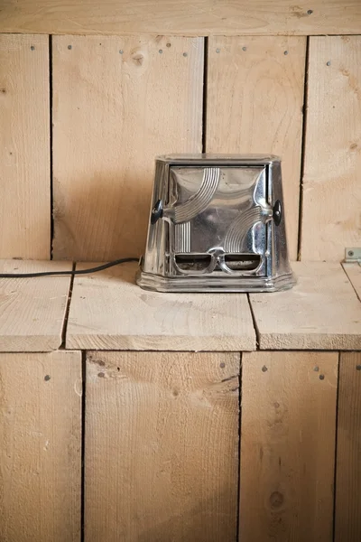 Antigua tostadora clásica sobre una bonita tabla de cedro de textura de madera . —  Fotos de Stock