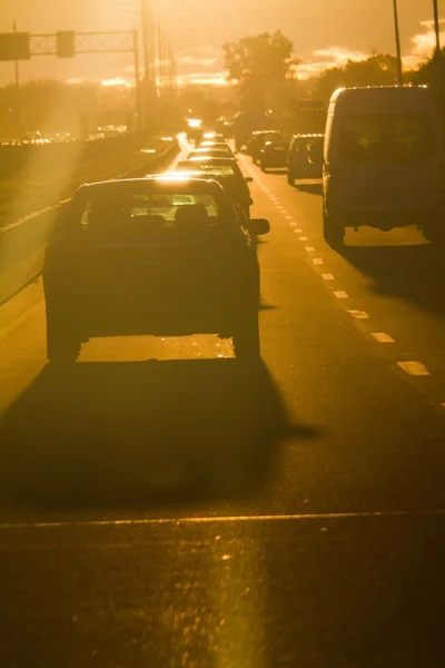 日没時の道路交通のビュー — ストック写真