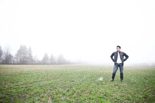 Νεαρός άνδρας στο πεδίο ομίχλη — Φωτογραφία Αρχείου