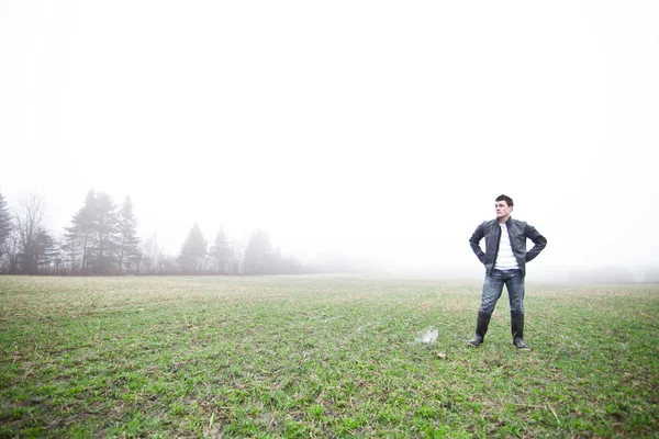 Junger Mann im nebligen Feld — Stockfoto