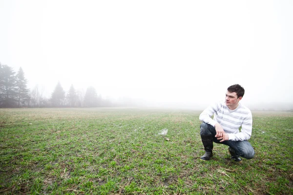 Jovem No campo nebuloso — Fotografia de Stock