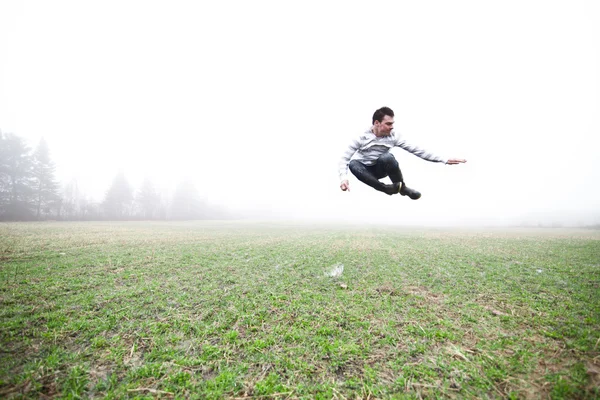 Junger Mann im nebligen Feld — Stockfoto