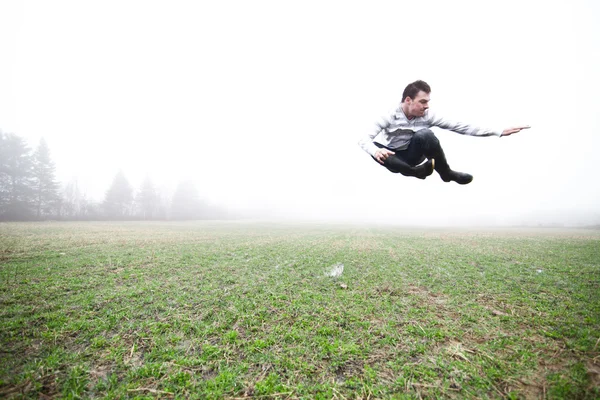 Joven en el campo de niebla — Foto de Stock