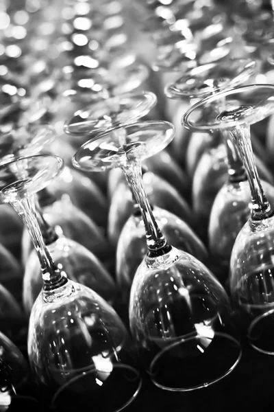 Many empty wineglasses in a row on a table. — Stock Photo, Image