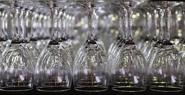 Muchas copas de vino vacías seguidas sobre una mesa . —  Fotos de Stock