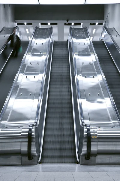 Рабочий эскалатор в метро Монреаля — стоковое фото