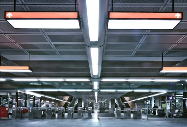 U-Bahn-Eingang und Tor — Stockfoto