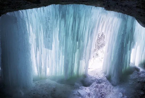 겨울에 동굴 내부. — 스톡 사진
