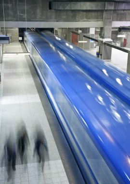 hızla geçen metro tren