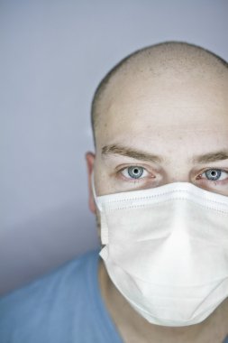 Beyaz maske ile yarım yüz
