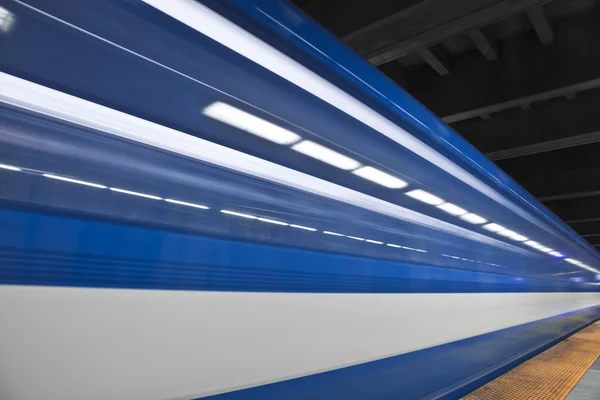 Snel een passerende metro trein — Stockfoto
