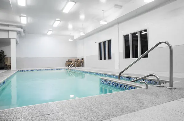 Piccola piscina privata coperta — Foto Stock