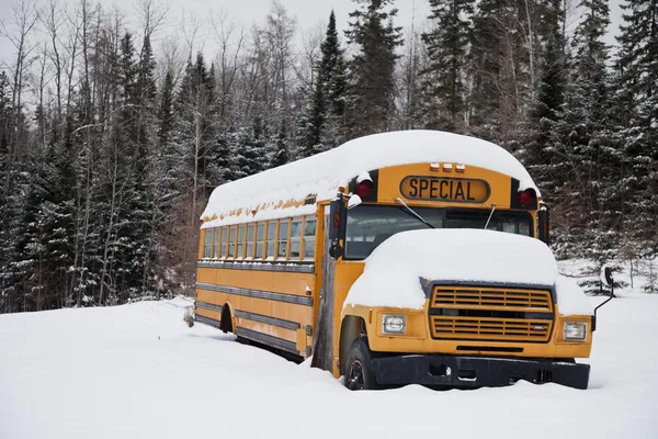 Opuštěné divný školní autobus — Stock fotografie