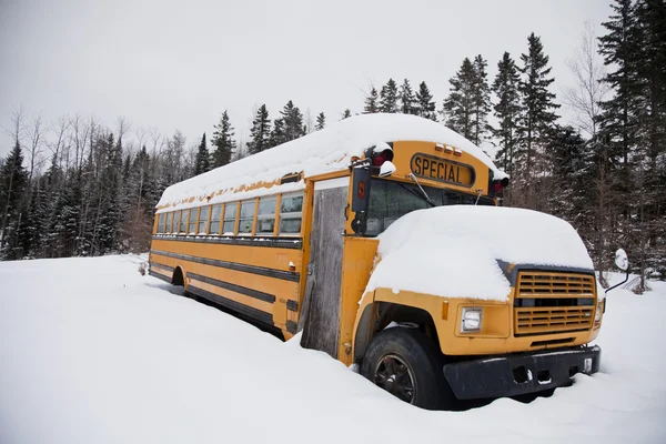 Elhagyott furcsa iskolabusz — Stock Fotó