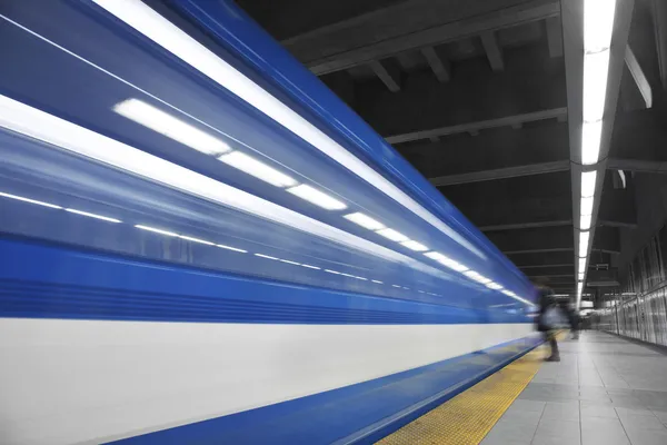 Meisje wachten de metro — Stockfoto