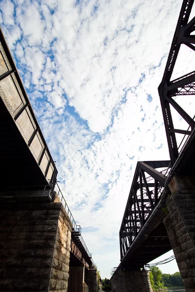 Trilha de trem abstrata - céu nublado — Fotografia de Stock