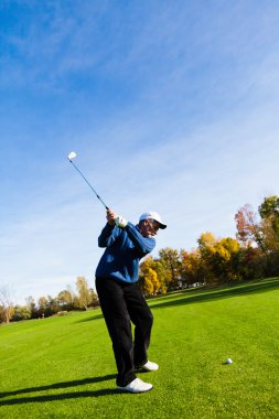Golf oynayan adam.