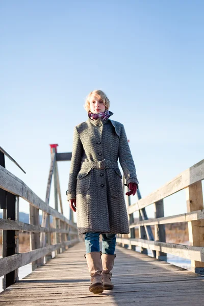 Девушка на мосту в поле — стоковое фото