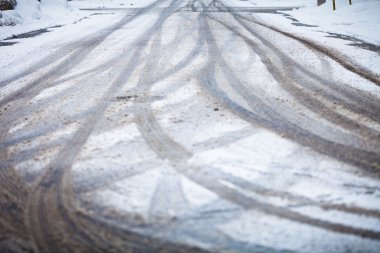 karla kaplı road, tekerlek izleri