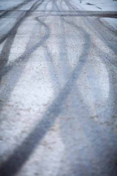 Snötäckta road, markerar av hjul — Stockfoto