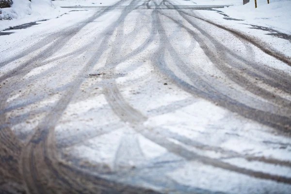 Snötäckta road, markerar av hjul — Stockfoto
