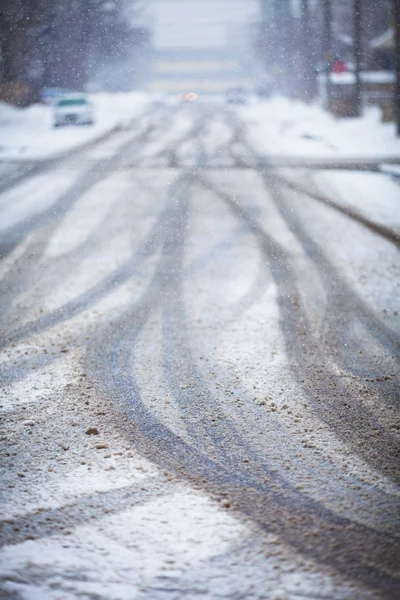 Route enneigée, les marques de roues — Photo