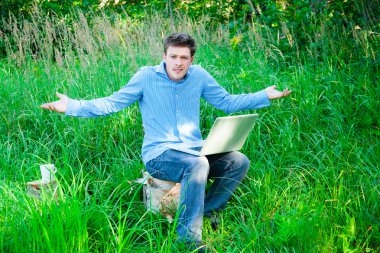 genç adam açık havada Kupası ve dizüstü