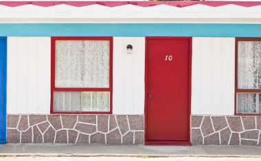 Kırmızı ve mavi Kapılı Motel