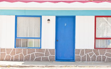 Kırmızı ve mavi Kapılı Motel
