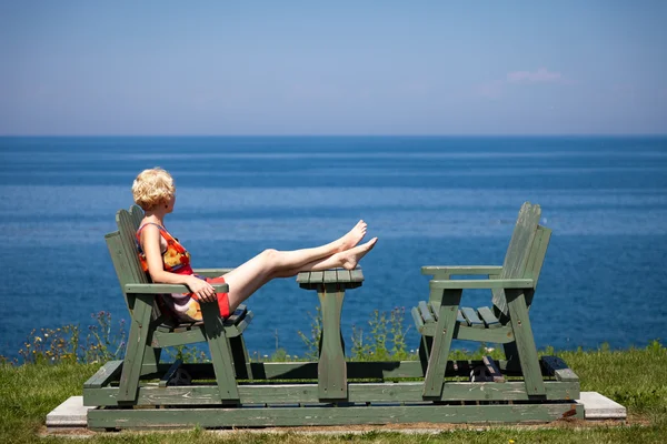 Lány ül a strandon — Stock Fotó