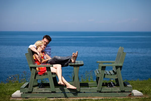 Romantic couple sitting on the beach — Stock Photo, Image