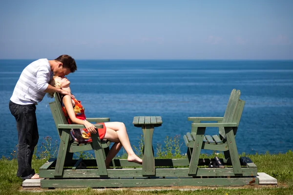 Romantic couple sitting on the beach — Stock Photo, Image