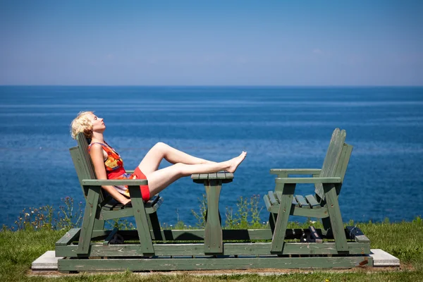 Lány ül a strandon — Stock Fotó