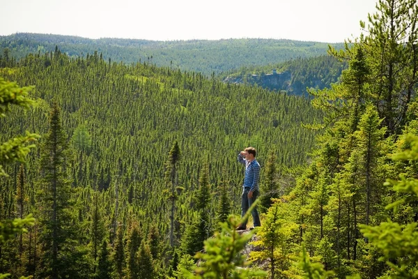 Ung mann i en skog – stockfoto