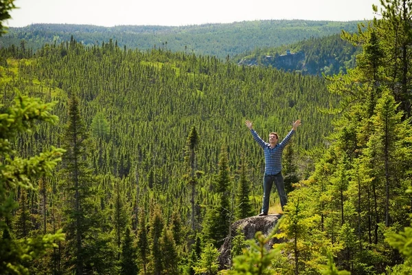 Ung mann i en skog – stockfoto