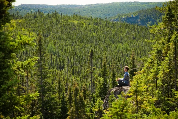 Jovem em uma floresta — Fotografia de Stock