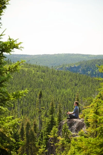 Giovane in una foresta — Foto Stock