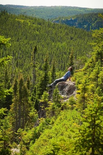 Ung mann i en skog – stockfoto