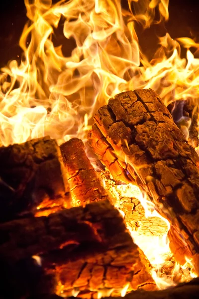Primer plano de las llamas la hoguera — Foto de Stock
