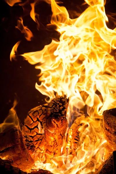 Nahaufnahme der Flammen am Lagerfeuer — Stockfoto