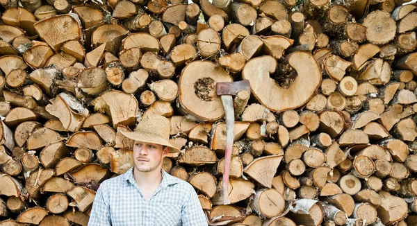 Fiatal férfi-egy szalma kalap a fa háttér — Stock Fotó