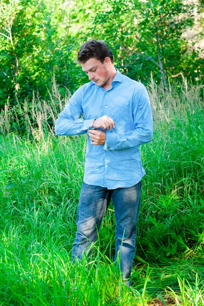 Un jeune homme dans la nature — Photo