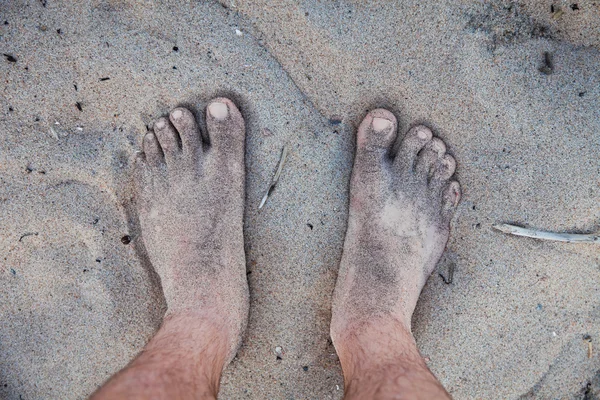 I piedi degli uomini nella sabbia — Foto Stock